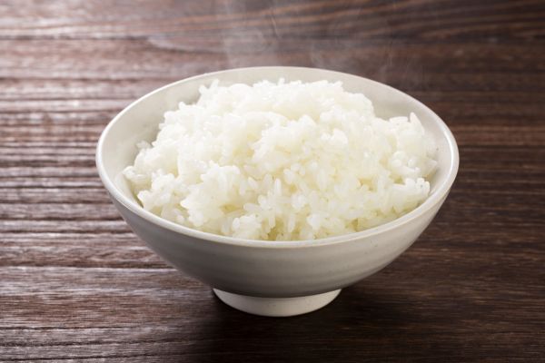 bol-riz-japonais Un riz japonais bien chaud présenté dans un bol blanc